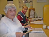 Johanna Fabian ist mit ihren 80 Jahren der Stolz des gesamten Versandteams der Berliner Behindertenzeitung