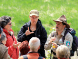 Eine Dolmetscherin des Gehörlosenheims Euskirchen übersetzt die Erläuterungen des Rangers während der Führung. Inklusion im Nationalpark EIfel.