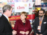 Angela Merkel besucht den CBM-Infostand